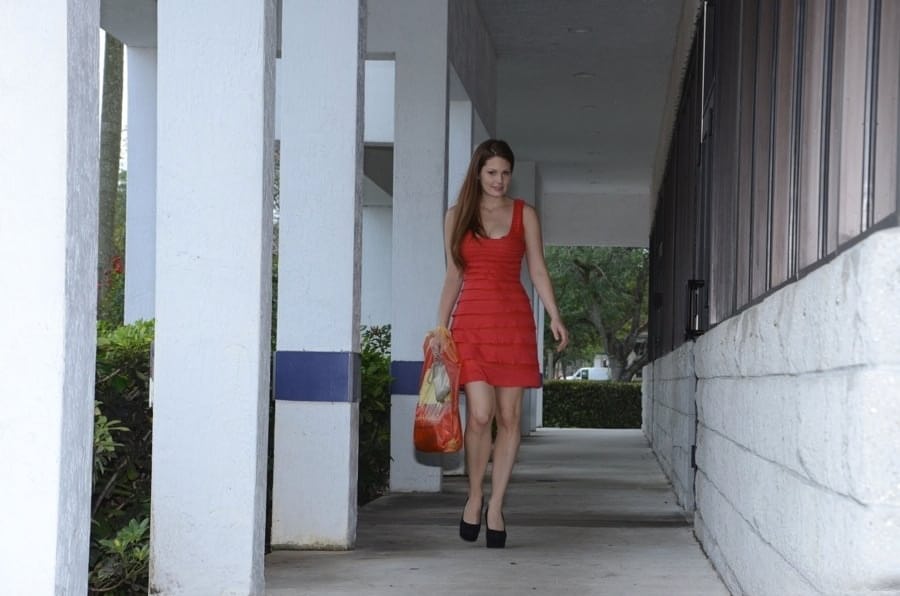 Los enormes pechos pálidos de Allison Moore apenas contenidos por un sensual lencería de encaje rojo antes de una follada apasionada - 1