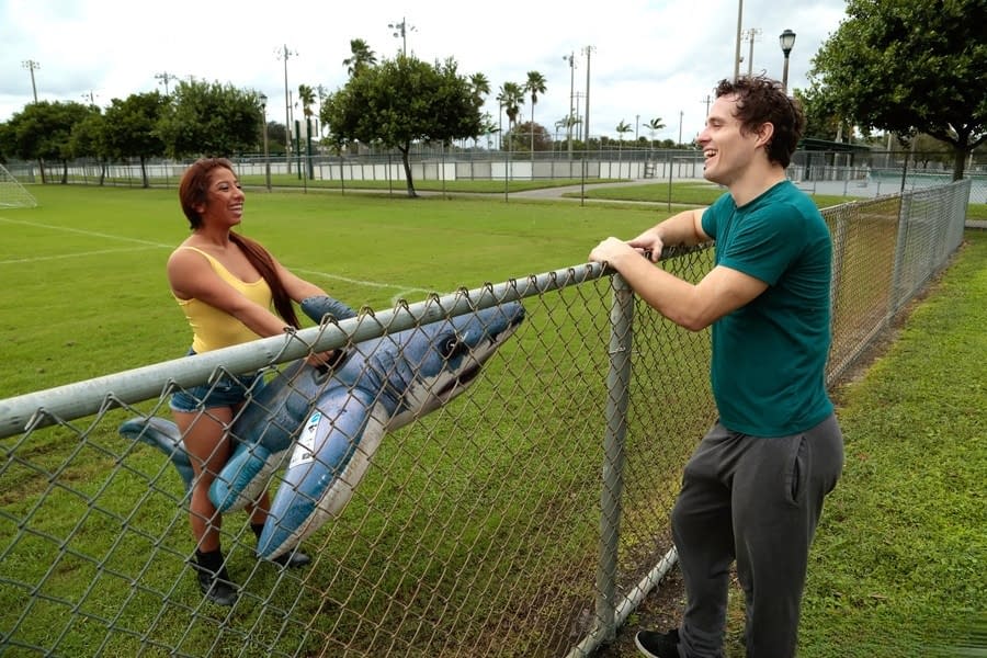 Latina seductress robby apples reveals massive ass in steamy park encounter - 2