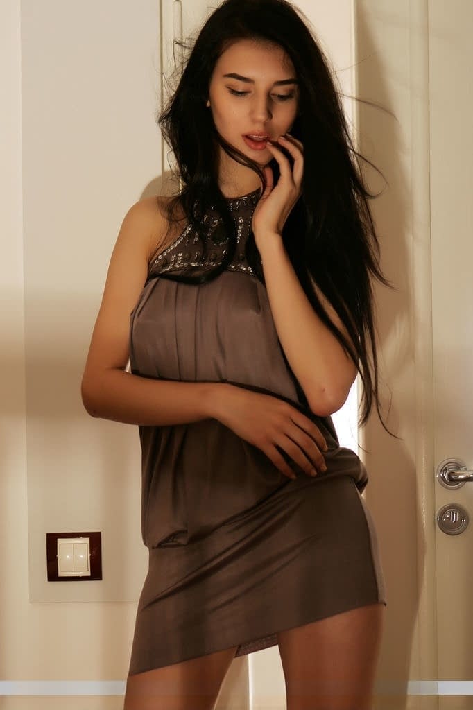 Alice E, una brunetta vogliosa completamente vestita, rivela in modo seducente i capezzoli pierciati - 11