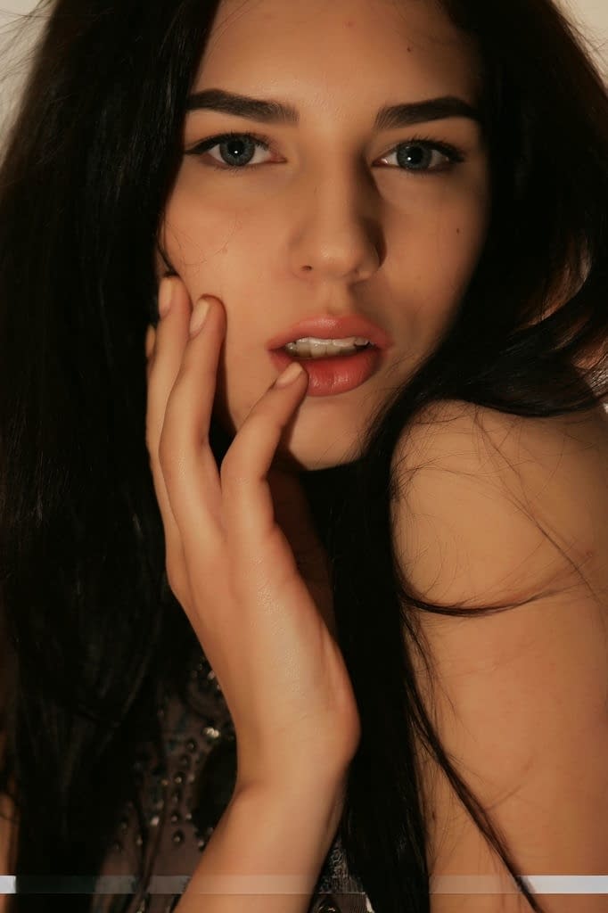Alice E, una brunetta vogliosa completamente vestita, rivela in modo seducente i capezzoli pierciati - 17