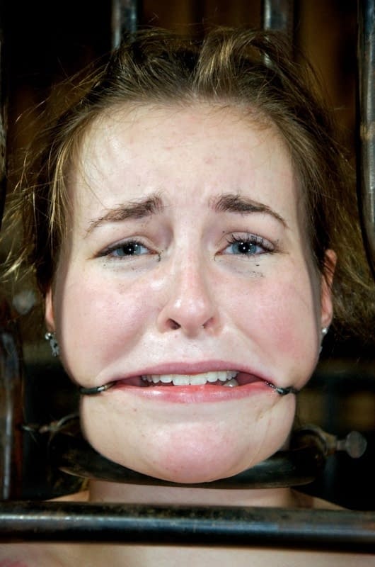 jessie parker, une petite blonde blanche, subit une humiliation publique dans un donjon pour satisfaire ses fantasmes de torture - 13