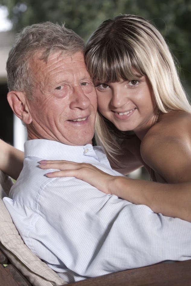 El papá de cabello plateado y Gina Gerson intercambian una apasionada mamada al aire libre, al sol en el jardín - 11