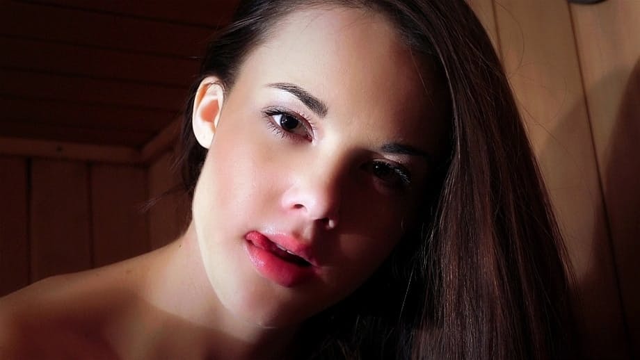 Baby Jewel chevauche avec passion la queue de son sugar daddy dans le sauna brûlant - 16