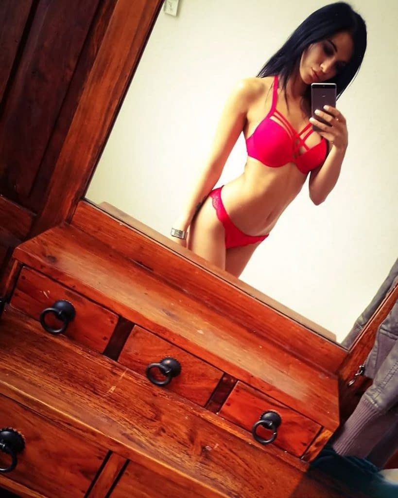 Kitty Fox et sa sœur prennent la pose audacieusement, en selfies provocants vêtues et en lingerie - 11
