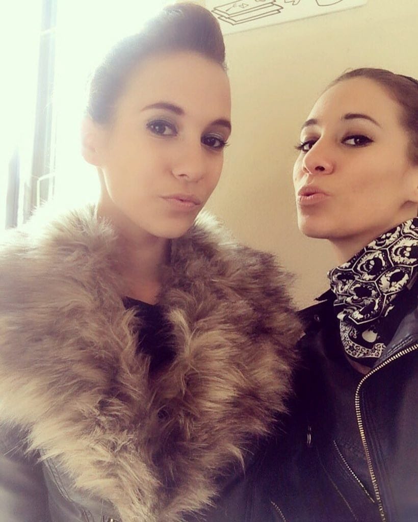 Kitty Fox et sa sœur prennent la pose audacieusement, en selfies provocants vêtues et en lingerie - 12