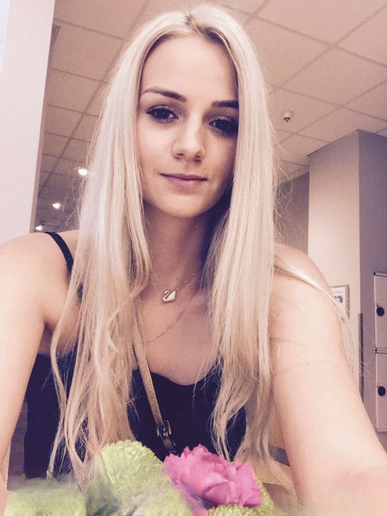 La sensation blonde tchèque Katy Sky exposée dans une auto-photo séductrice et provocante où elle se montre nue et aguicheuse - 1