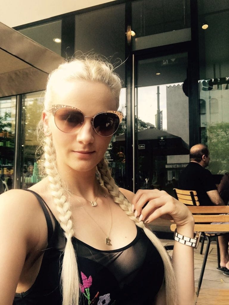 La sensation blonde tchèque Katy Sky exposée dans une auto-photo séductrice et provocante où elle se montre nue et aguicheuse - 2