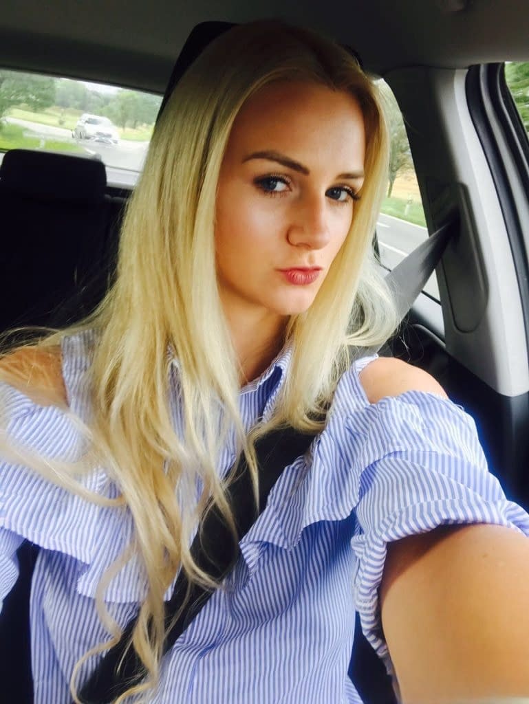 La sensation blonde tchèque Katy Sky exposée dans une auto-photo séductrice et provocante où elle se montre nue et aguicheuse - 3