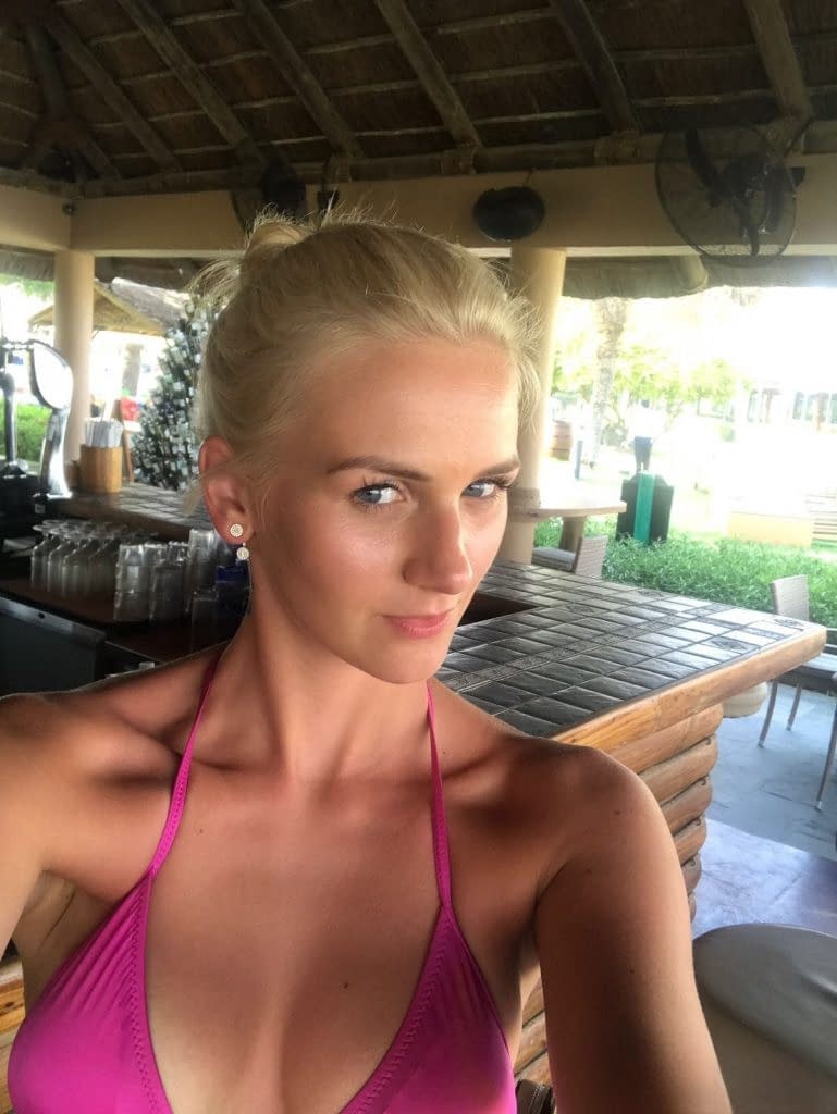 La sensation blonde tchèque Katy Sky exposée dans une auto-photo séductrice et provocante où elle se montre nue et aguicheuse - 4