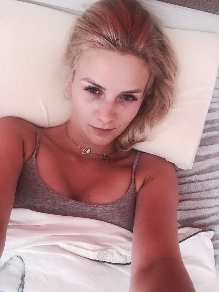 La sensation blonde tchèque Katy Sky exposée dans une auto-photo séductrice et provocante où elle se montre nue et aguicheuse - 7