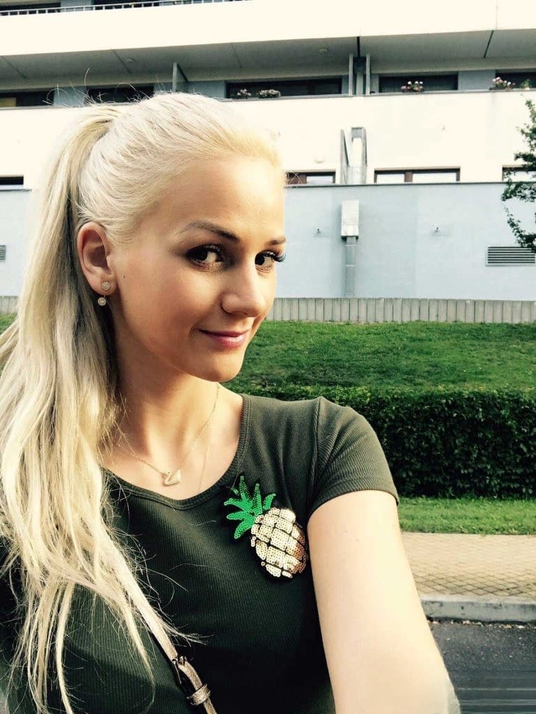 La sensation blonde tchèque Katy Sky exposée dans une auto-photo séductrice et provocante où elle se montre nue et aguicheuse - 8