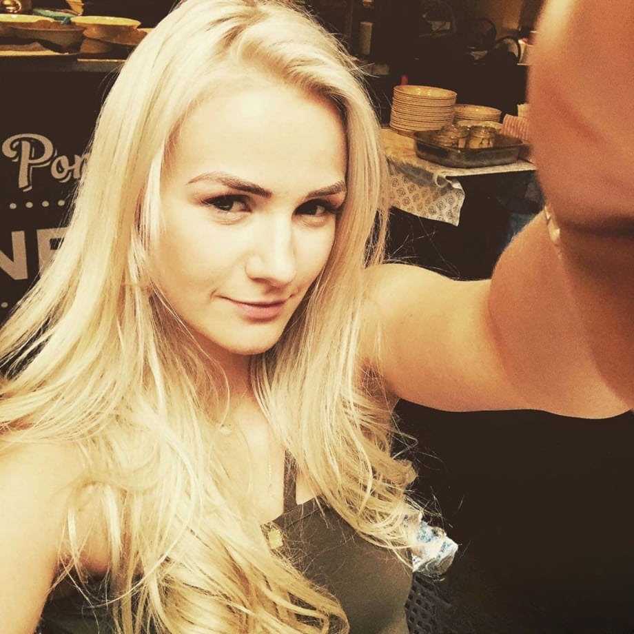 La sensation blonde tchèque Katy Sky exposée dans une auto-photo séductrice et provocante où elle se montre nue et aguicheuse - 9