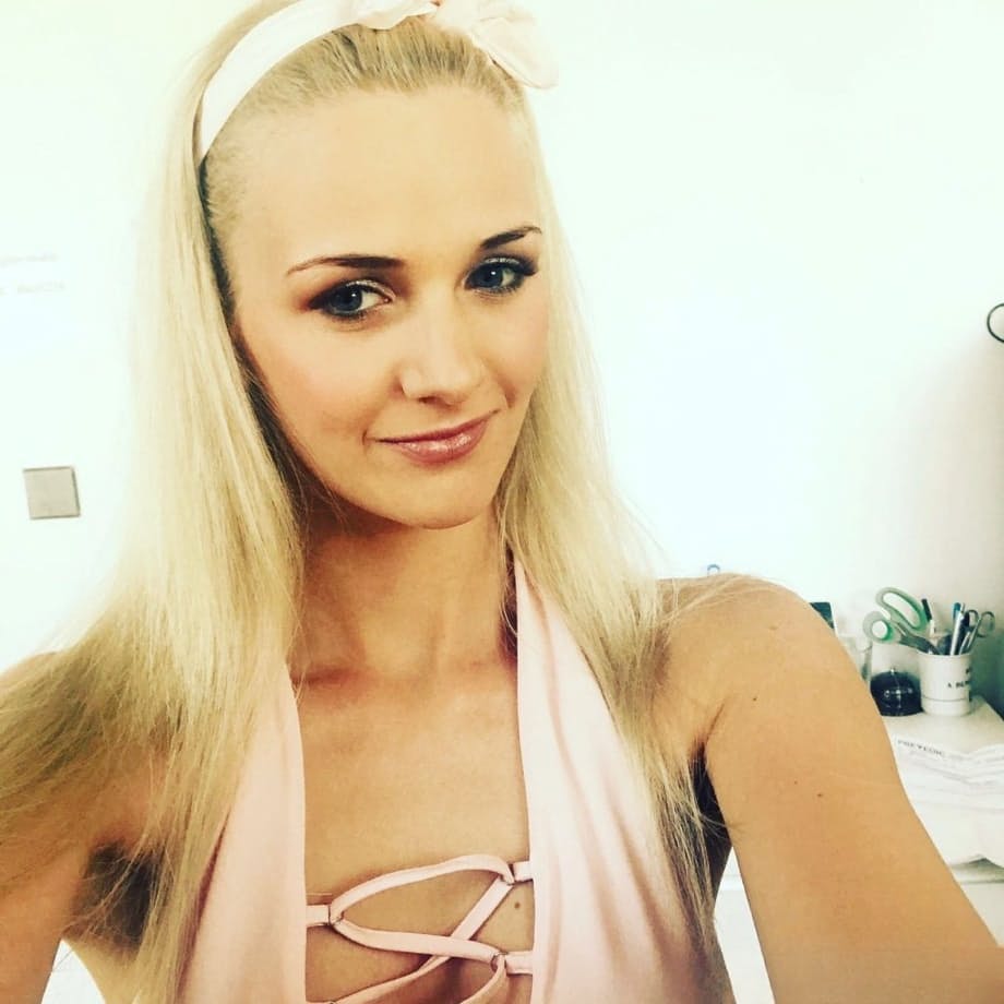 La sensation blonde tchèque Katy Sky exposée dans une auto-photo séductrice et provocante où elle se montre nue et aguicheuse - 10