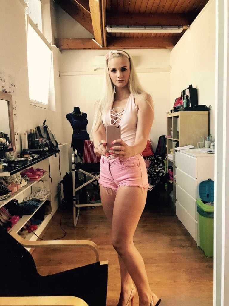 La sensation blonde tchèque Katy Sky exposée dans une auto-photo séductrice et provocante où elle se montre nue et aguicheuse - 11