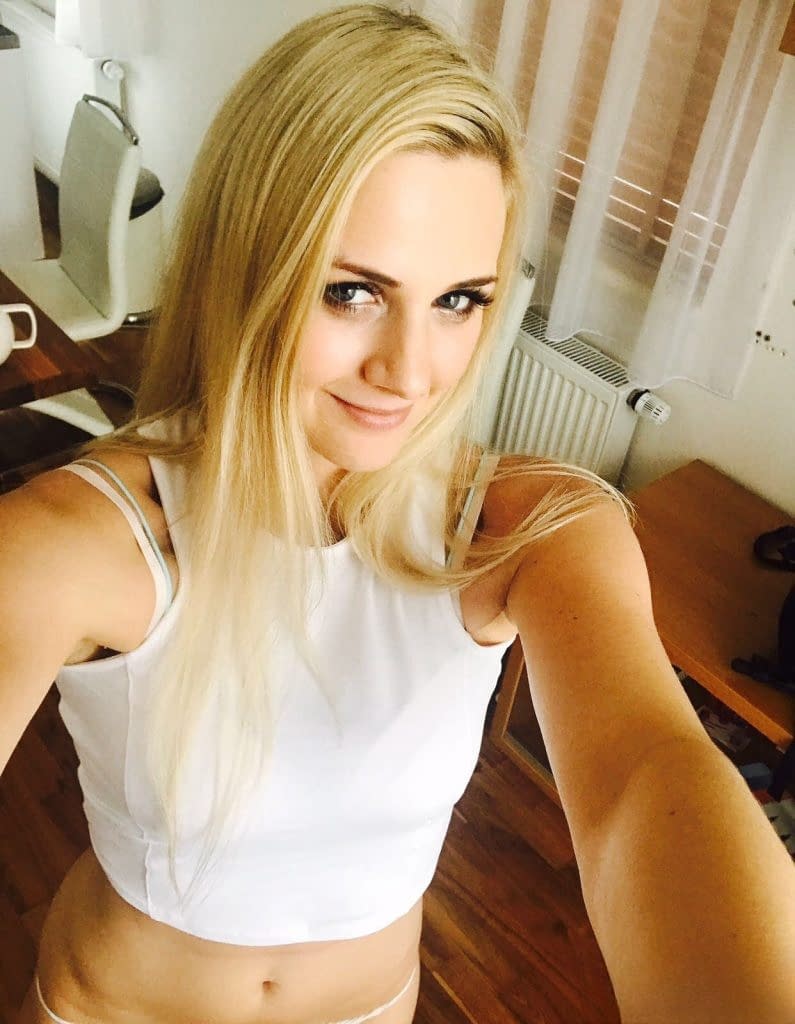 La sensation blonde tchèque Katy Sky exposée dans une auto-photo séductrice et provocante où elle se montre nue et aguicheuse - 12