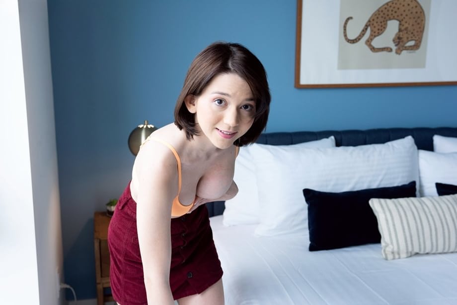 Morena sensual Riley Jean completamente desnuda y seductora sobre sábanas revueltas durante el día de lavar - 4