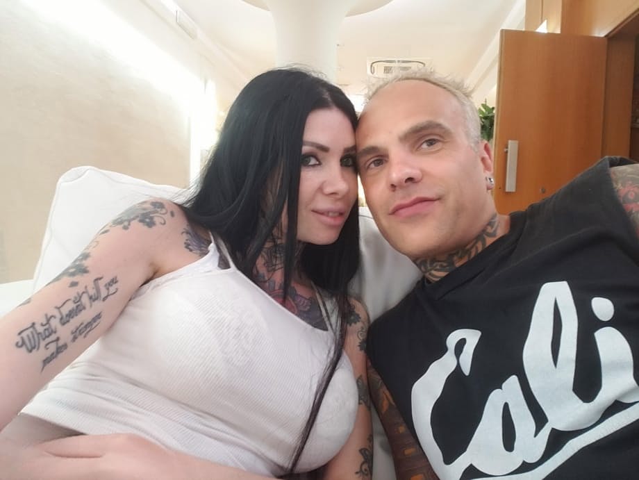 Megan Inky mostra la sua fresca creampie tatuata dopo un intenso scopata ravvicinata con lo stallone tatuato - 1