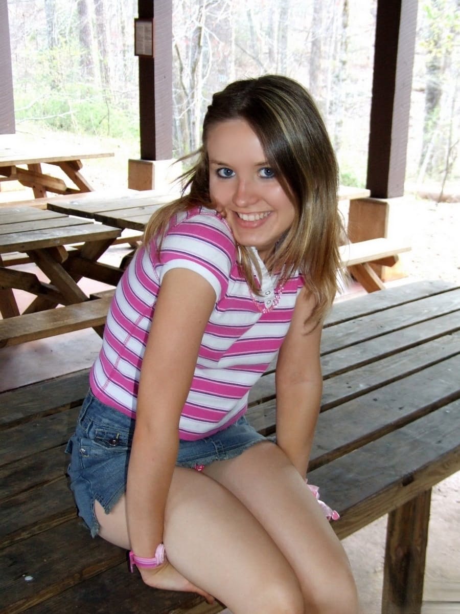 Kitty coquetea y exhibe sus tetitas pequeñas y su firme culito al aire libre - 1