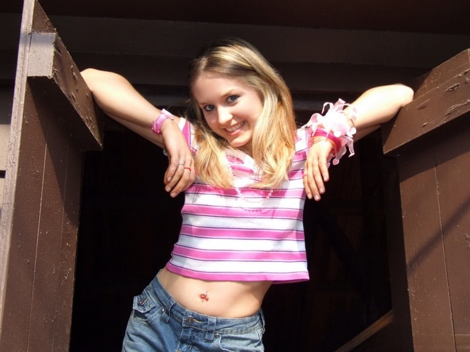 Kitty coquetea y exhibe sus tetitas pequeñas y su firme culito al aire libre - 7