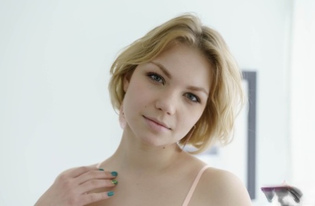 L'ardente ado Carolin se délecte avec convoitise de la queue palpitante de son amant dans une fellation intense en POV passionné, après un sexe déchaîné dans la chambre. - 2