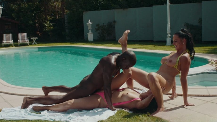 Mariska e Texas Patti condividono un intenso threesome con una BBC vicino alla piscina - 14