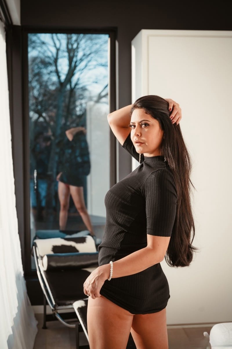 La séduisante Mariska effectue un strip-tease aguicheur mettant en valeur ses jambes interminables jusqu'à se retrouver entièrement nue, suivie de sexe oral et vaginal intense au lit. - 2