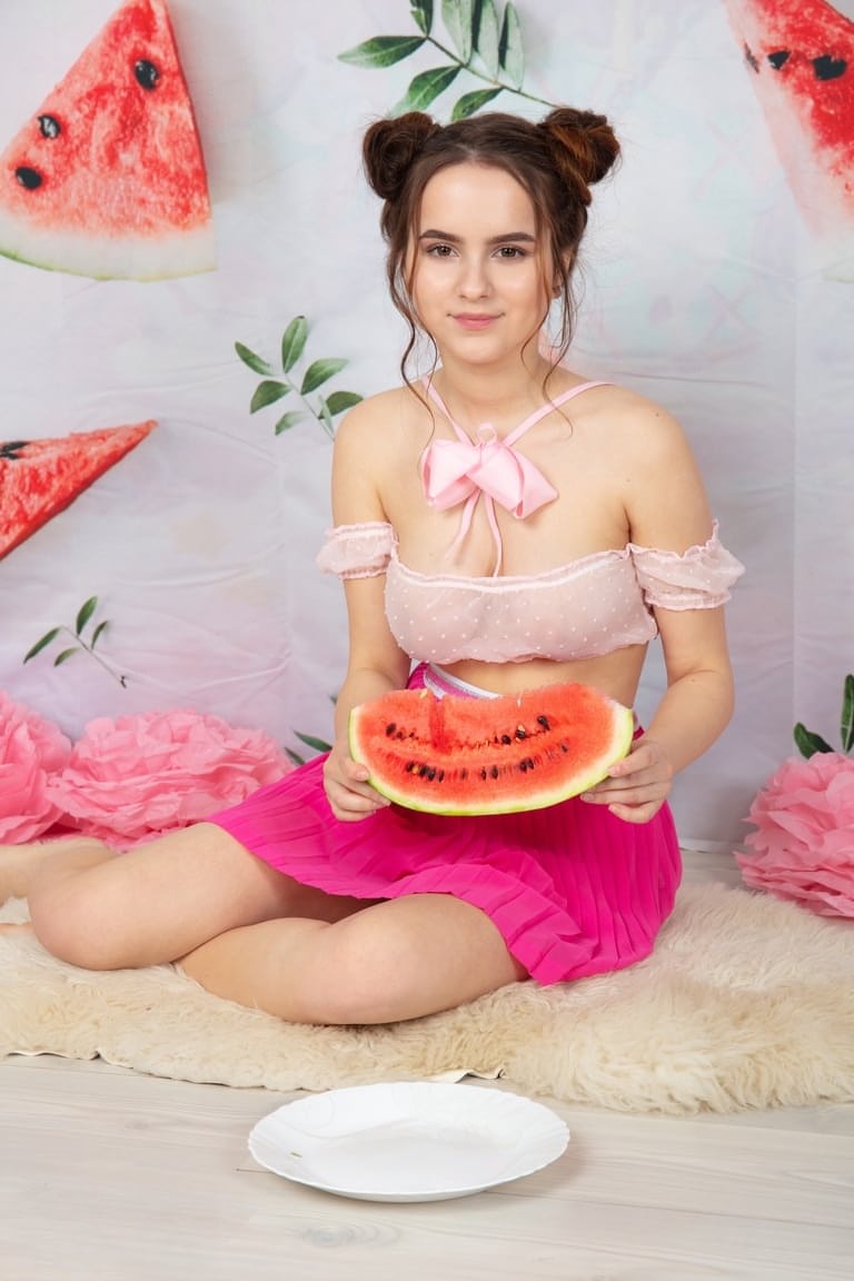Wendy A. qui a l'air jeune enlève ses vêtements en savourant une pastèque juteuse et humide - 2