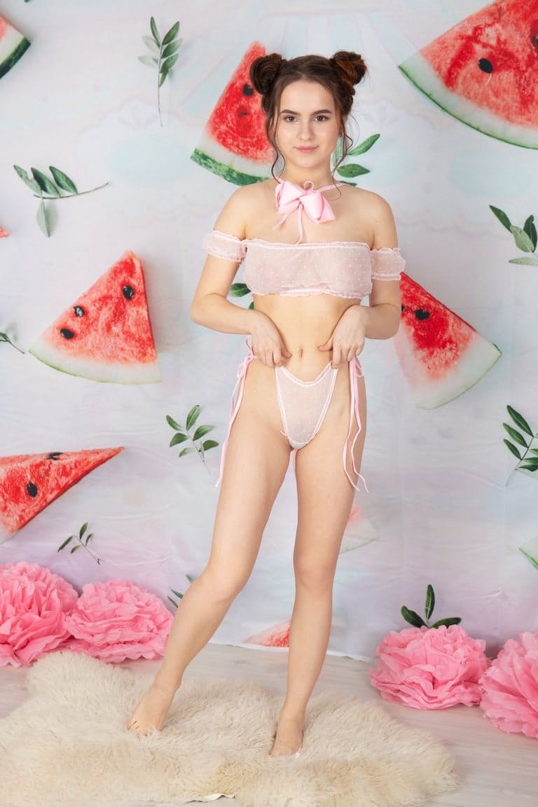 Wendy A. qui a l'air jeune enlève ses vêtements en savourant une pastèque juteuse et humide - 6