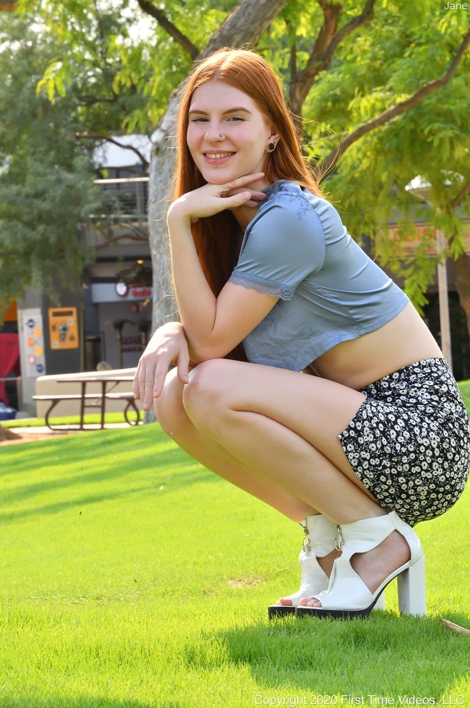 La atrevida Jane Rogers mostrando su suave coño al aire libre desde unos shorts cortos escasos - 4