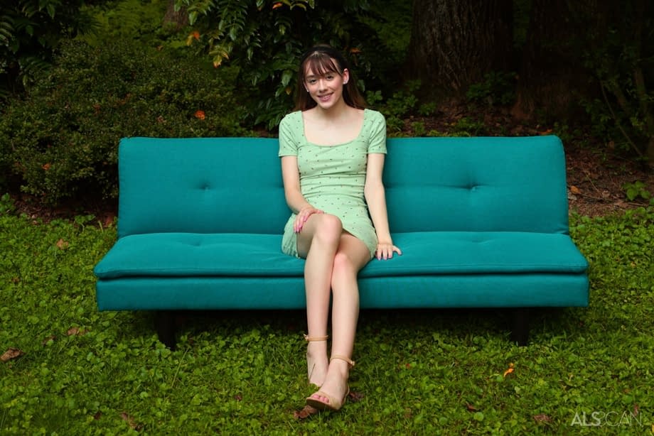 Michelle Anthony provoca la sua fica rasata su un futon in giardino mentre debuttante nervosa - 2
