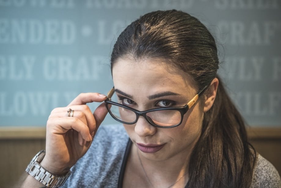 Ninel Mojado lèche avidement le sperme qui revient après une sodomie avec éjaculation interne, tout en portant ses lunettes - 1