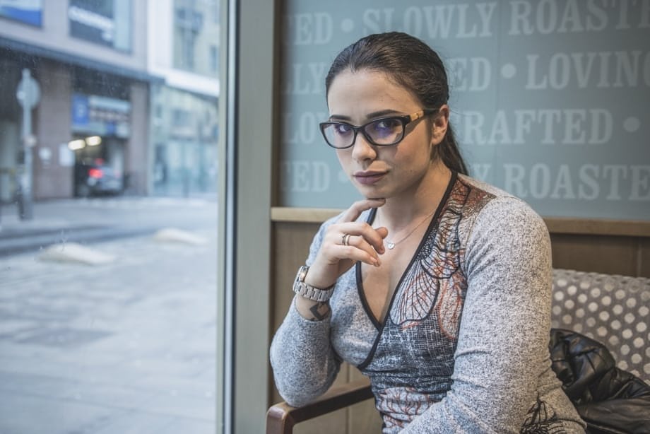 Ninel Mojado lèche avidement le sperme qui revient après une sodomie avec éjaculation interne, tout en portant ses lunettes - 2