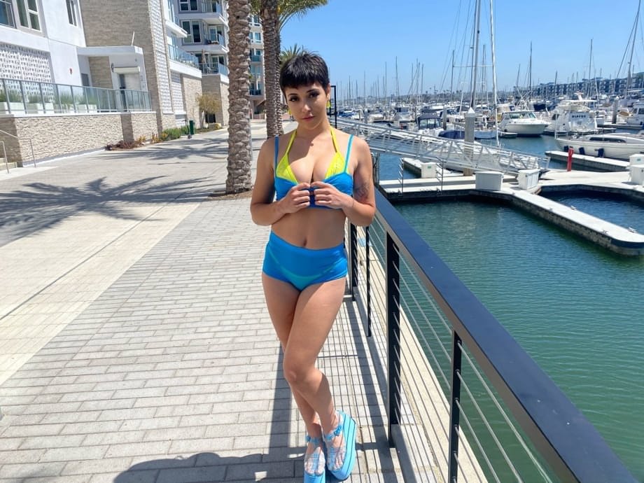 La bellezza tatuata Brooklyn Gray, con i corti capelli castani, si dedica con maestria alla fellatio di un cazzo duro come la roccia in pose provocanti - 3