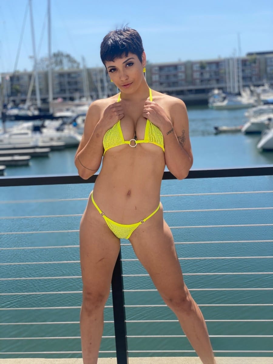 La bellezza tatuata Brooklyn Gray, con i corti capelli castani, si dedica con maestria alla fellatio di un cazzo duro come la roccia in pose provocanti - 5