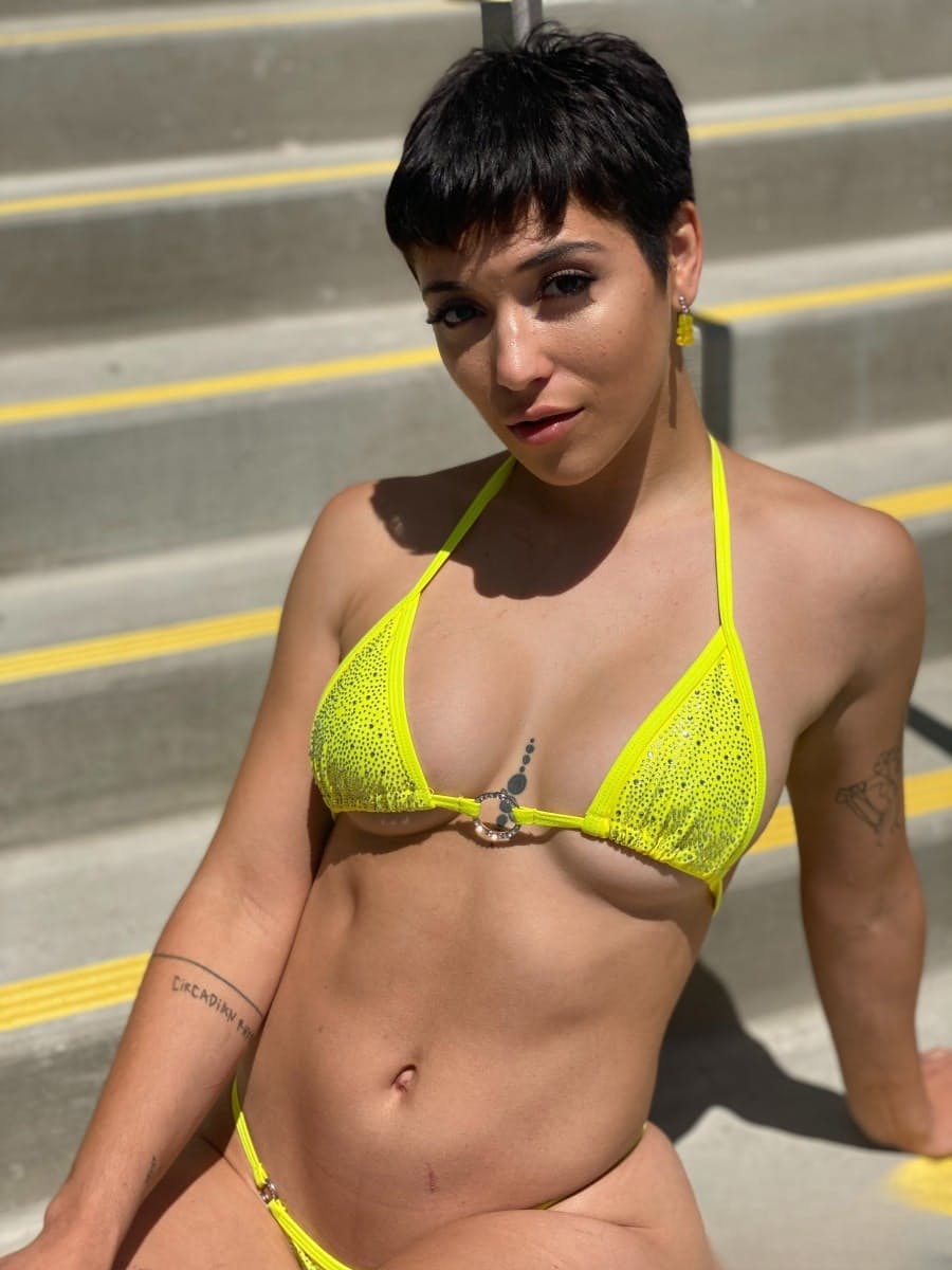 La bellezza tatuata Brooklyn Gray, con i corti capelli castani, si dedica con maestria alla fellatio di un cazzo duro come la roccia in pose provocanti - 6