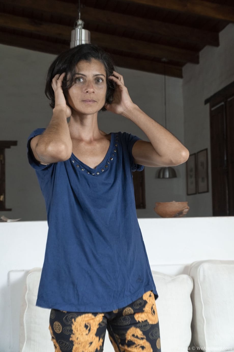 Bruna exhibe son corps maigre, mature et velu dans une excitation nue et séduisante - 1