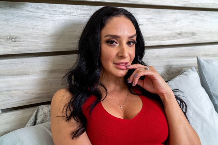 Sheena Ryder's Steamy Latina Seduction: Step-Curvy MILF in Black Stockings - 5