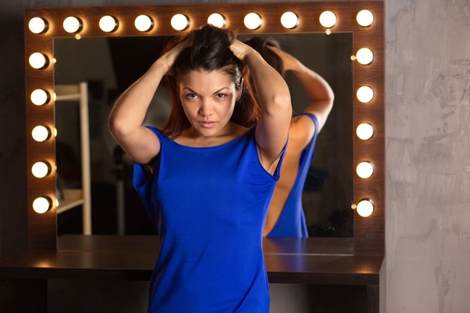 Sultry Isha strips nude barefoot before gleaming vanity mirror - 3