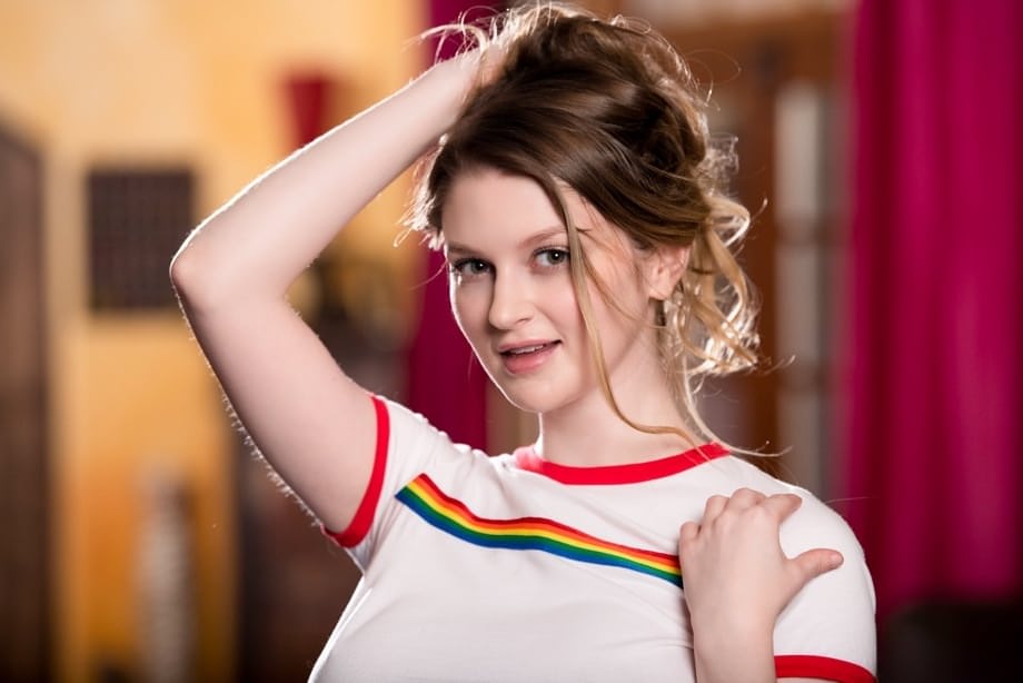 La impresionante Colby se derrite mientras la traviesa Bunny se une a la resbaladiza fantasía erótica de Skylar Snow - 10