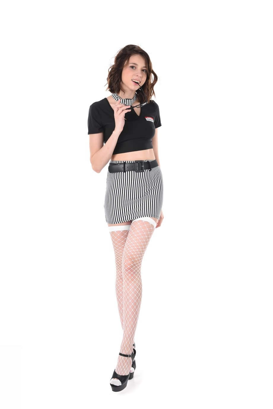 La séduisante Yukki Amey provoque nue avec des bas résille transparents et un nœud de cravate noir - 1