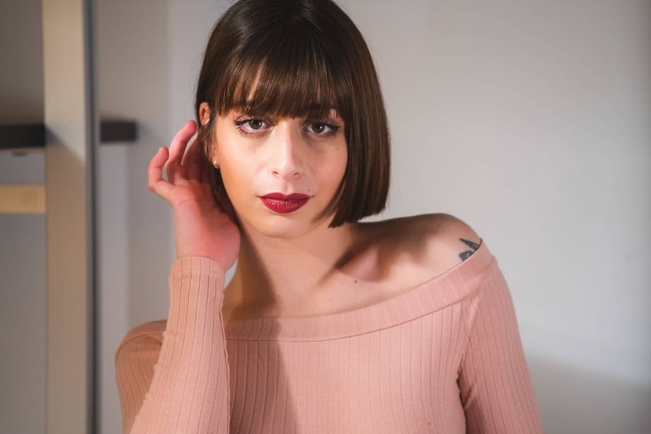 Silvia Soprano glisse sensuellement un gros gode profond dans son cul en portant un pull cosy - 1