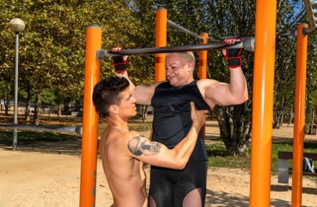 El entrenamiento de la atlética abuela de Mony termina con sexo salvaje con su chico de juguete - 2