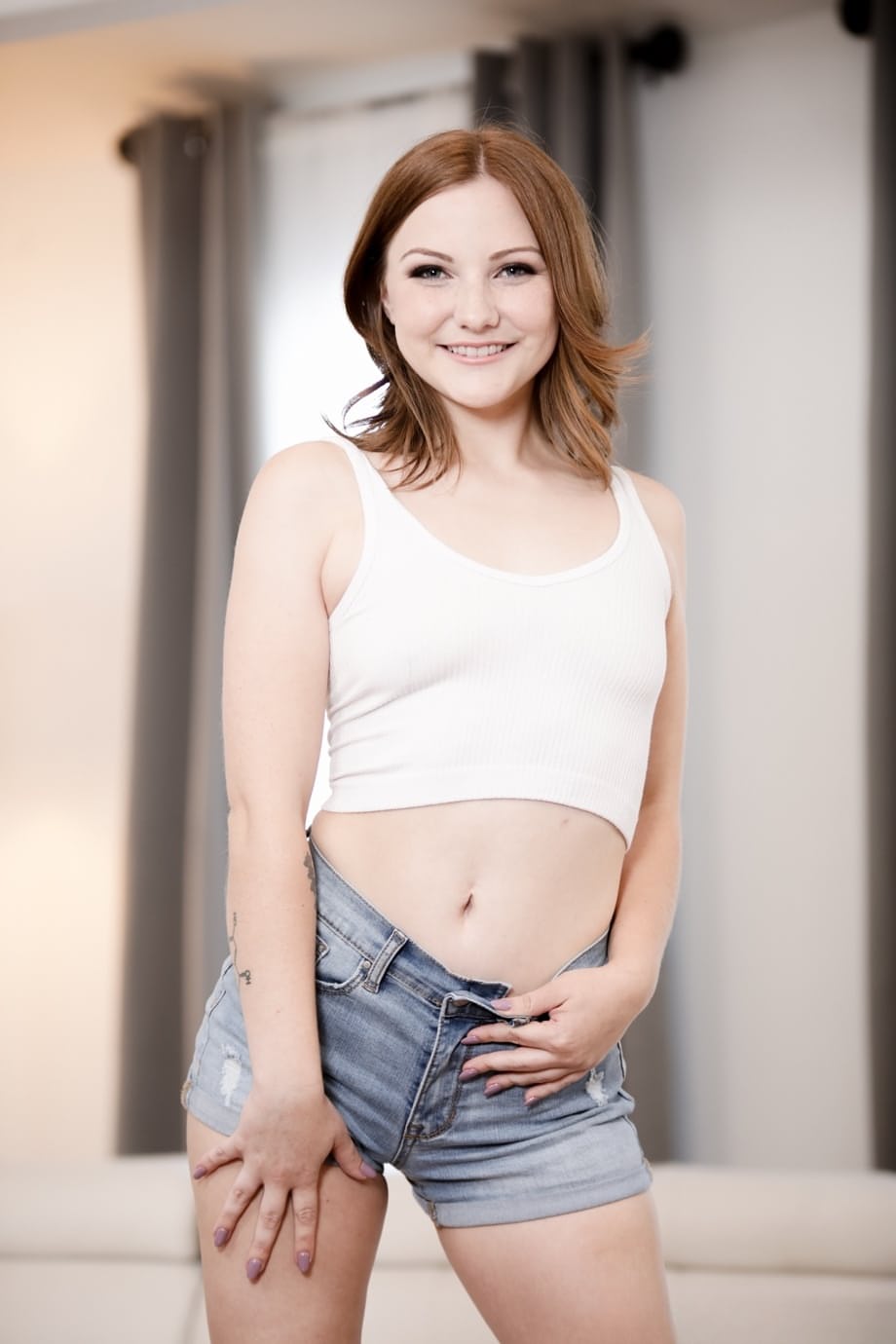 La zorra pelirroja cachonda Jenna Clove recibe una buena follada en el culo en el sofá - 3
