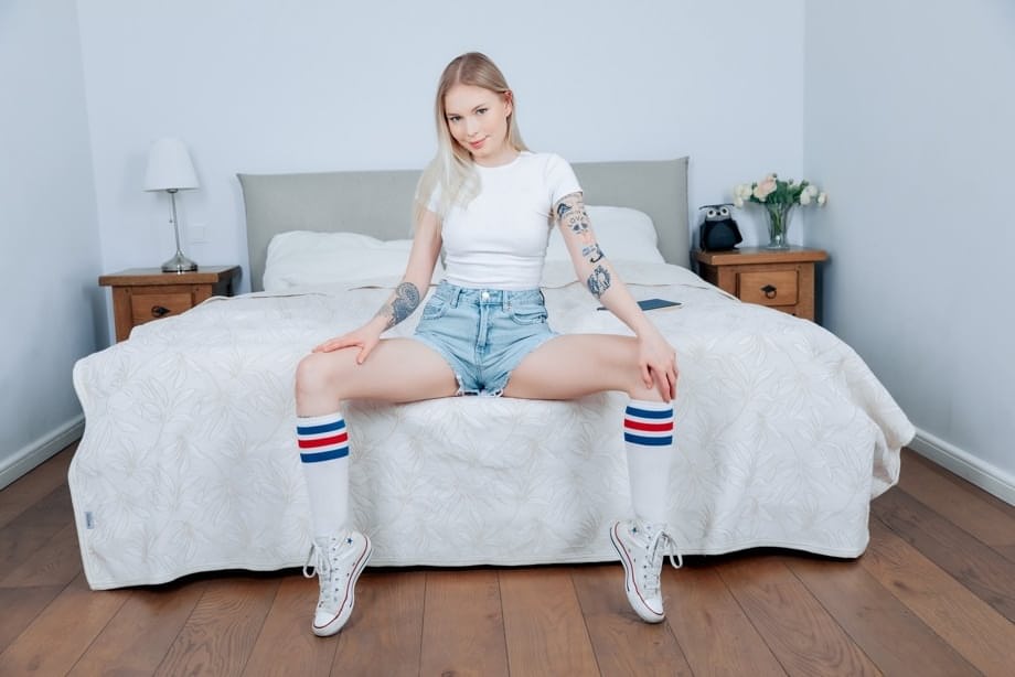 Mimi Cica tatuata schizza forte in soffici calzini sportivi e simpatiche sneakers - 15