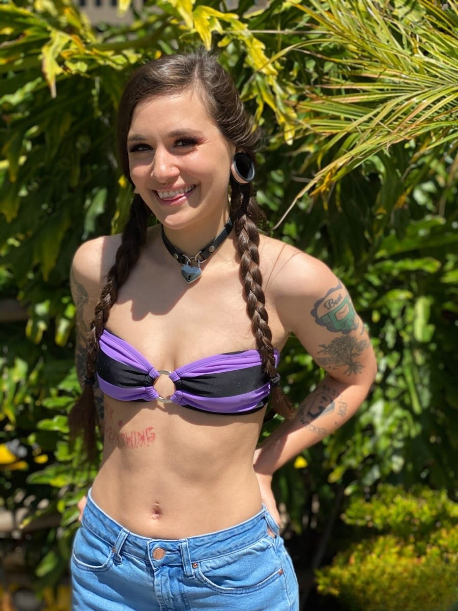 Luna Lovely looks stunning as she sheds her bikini before deeplicking hungry man ass - 2