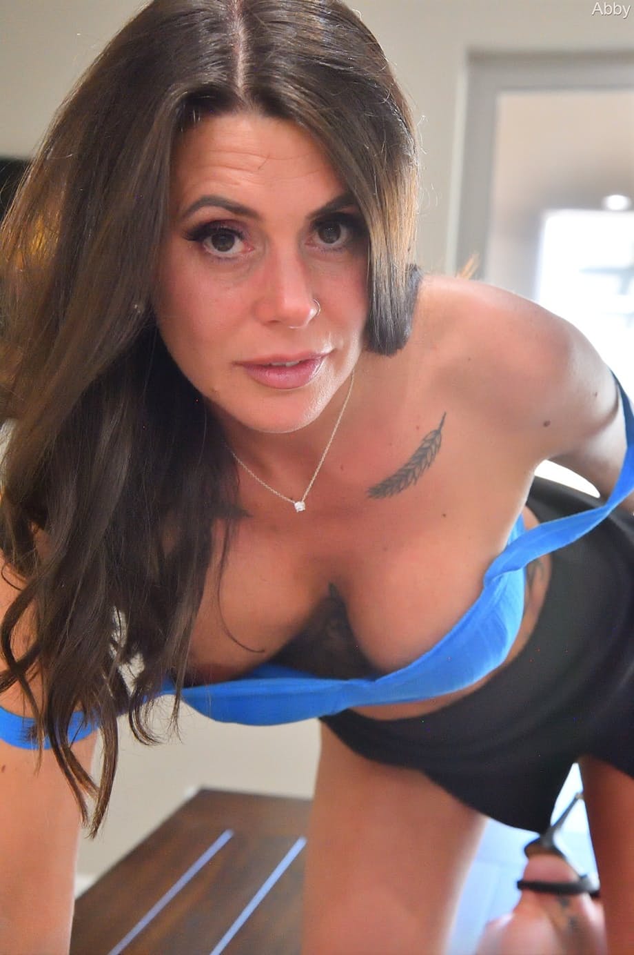 Abby Somers se abre de piernas en la mesa del comedor, introduciéndose los dedos en su coño chorreante de MILF - 7