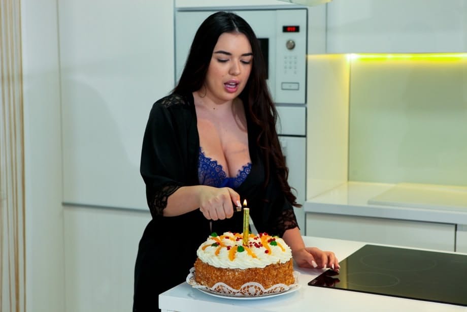 Diosa Latina ardiente Diana Rius monta la polla dura en el cumpleaños de su hombre afortunado - 2