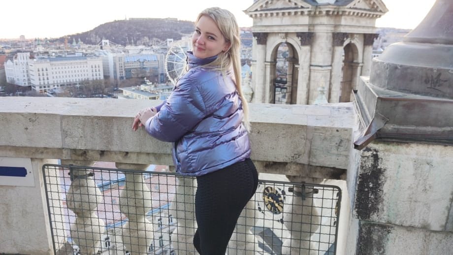 Eliza Eves accarezza la sua bocca perfetta con un dito durante un intenso sesso POV alla schiena nuda - 5