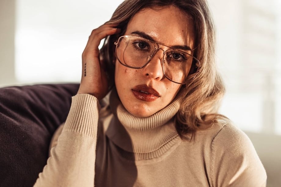 L'irrésistible Toni Maria retire ses lunettes, dévoilant sa chatte rasée et parfaite - 1