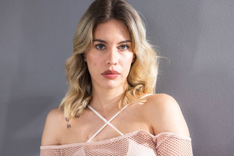 Toni Maria si spoglia completamente esponendo la sua liscia fica latina in una seducente apertura di gambe - 1